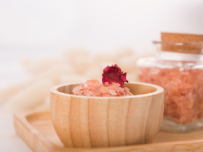 how to make a detoxifying Himalayan salt scrub