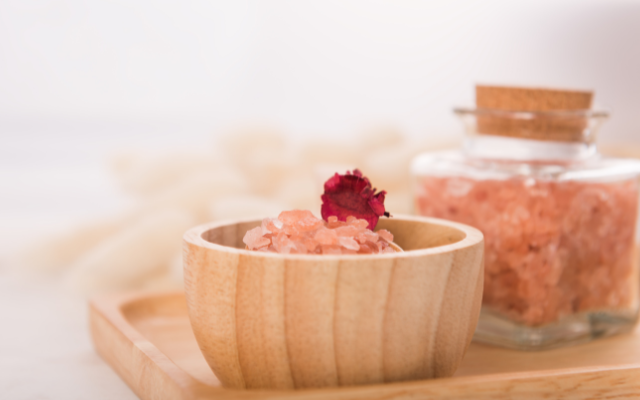 how to make a detoxifying Himalayan salt scrub